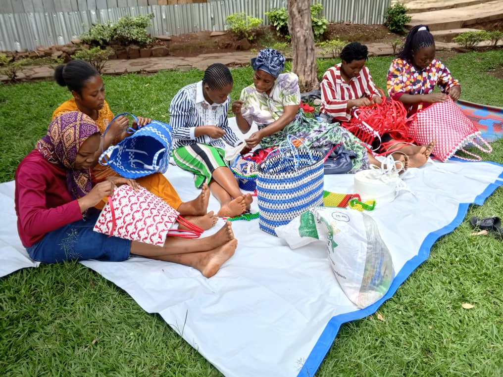 Création de paniers tressés en plein air